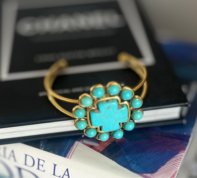 Bracelete ajustable Cruz resina turquesa en baño de ouro 18k. Super fashion.

Super comoda e leve.

Hipoalérgicas e sem niquel.