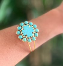 Cargar imagen en el visor de la galería, Bracelete ajustable Cruz resina turquesa en baño de ouro 18k. Super fashion.

Super comoda e leve.

Hipoalérgicas e sem niquel.
