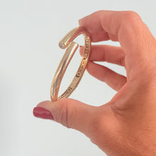 Cargar imagen en el visor de la galería, Bracelete rígido liso dorado con Circonitas en las puntas, ideal para hacer mix con otras pulseras Wal Barros brand. Cierre por arriba.

Joyas Hipoalergenicas y sin niquel.

 
