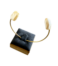 Cargar imagen en el visor de la galería, Bracelete perla geométrica en bao de oro 18k
