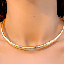 Cargar imagen en el visor de la galería, choker collar modelo tubo bañado en oro 18k

Súper comoda y leve. Hipoalergicas y sin niquel.

Tamaño medio.
