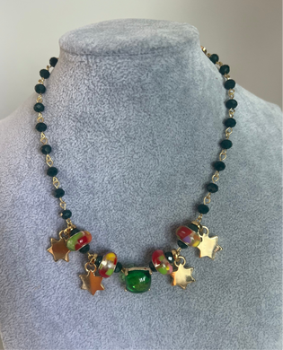 Collar cristales verde con colgantes estrella doradas y conexiones coloridas enBaño Oro 18K

Material latón 

Tamaño: 45cm

se puede hacer conjunto con piendentes estrella dorada martillada.