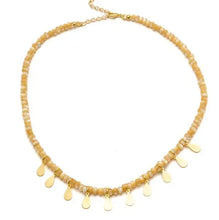 Cargar imagen en el visor de la galería, Collar gargantilla cristales bege con colgantes medalla drops en baño de oro18k. Una semijoya de alta calidad para tu verano.

collar 32cm + 10cm ajustable.

Antialérgico, no contiene níquel

