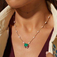 Cargar imagen en el visor de la galería, Collar rectangular de esmeralda con perlas  en dorado con baño de Oro18k y con cristales de colores.

Collar rectangular con perlas coreanas de grano, fusión de esmeraldas y cristal de turmalina rosa, 50 cm - chapado en oro de 18 quilates.

Súper moderno y cómodo.

Joyería hipoalergénica y sin níquel.
