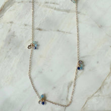 Cargar imagen en el visor de la galería, ¡Collar ancho con rizos azules y dorados y miniperlas! Súper delicado y elegante para combinar con otros collares Wal Barros.

tamaño - 80cm

joyas hipoalergénicas y sin niquel.

6 meses de garantia en su  baño.
