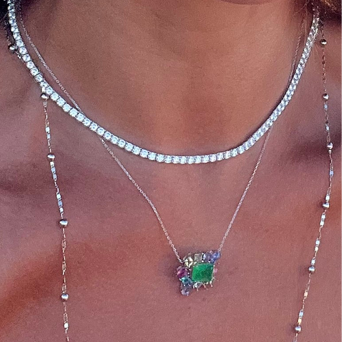 Collar rectangular de esmeralda en plata 925 con cristales de colores.

El collar de plata 925 presenta un rectángulo de fusión de esmeralda sobre la piedra principal, con cristales de amatita, turmalina rosa y círculos de colores de diversas formas. La pieza destaca por sus diferentes cortes.
Puedes crear un conjunto con el colgante.

Súper moderno y cómodo.

Joyería hipoalergénica y sin níquel.