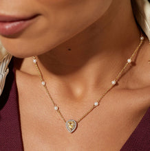 Cargar imagen en el visor de la galería, Collar citrino gota perla en baño de Oro18k aporta el toque de color y brillo perfecto para marcar la diferencia. Con un cristal de citrino amarillo gota añade un toque ligero, elegante y encantador a cualquier look. Una pieza hermosa y moderna, muy fácil de combinar, ideal para realzar tu atuendo con un toque delicado y sofisticado.

Collar 50cm + 5cm ajustável.

Joyas hipoalérgicas e sem niquel.

se puede hacer conjunto con el pendiente 
