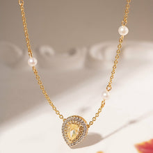 Cargar imagen en el visor de la galería, Collar citrino gota perla en baño de Oro18k aporta el toque de color y brillo perfecto para marcar la diferencia. Con un cristal de citrino amarillo gota añade un toque ligero, elegante y encantador a cualquier look. Una pieza hermosa y moderna, muy fácil de combinar, ideal para realzar tu atuendo con un toque delicado y sofisticado.

Collar 50cm + 5cm ajustável.

Joyas hipoalérgicas e sem niquel.

se puede hacer conjunto con el pendiente 
