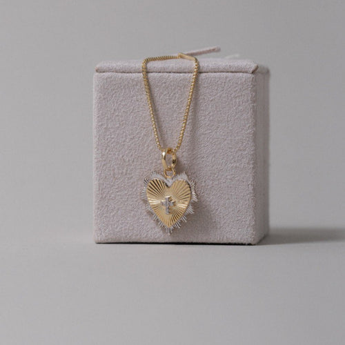 Colar Corazón liso dorado con detalles mini cruz en plata, collar em Baño Oro 18K súper delicado.

Tamanho: 45cm 