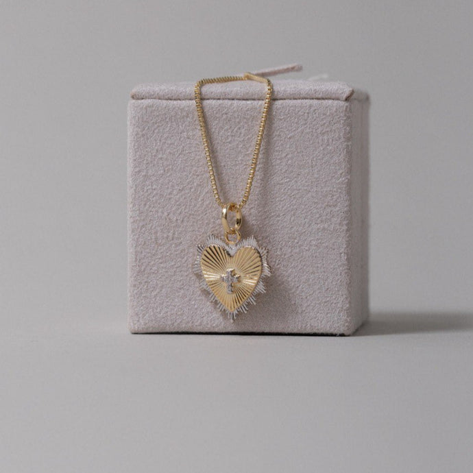 Colar Corazón liso dorado con detalles mini cruz en plata, collar em Baño Oro 18K súper delicado.

Tamanho: 45cm 