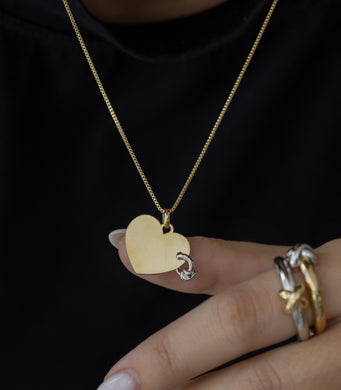 Colar Corazón liso dorado con detalles un nudo plata, collar em Baño Oro 18K súper delicado.

Tamano: 45cm