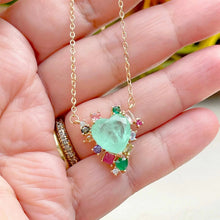 Cargar imagen en el visor de la galería, Collar corazón esmeralda colombiana con circonitas coloridas en Oro18k 

Joyas hipoalergénicas y sin níquel.

Collar 50cm.
