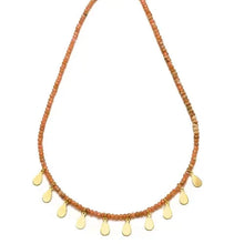 Cargar imagen en el visor de la galería, Piedras naturales - Collar gargantilla cristales naranja con colgantes medalla drops en baño de oro18k. Una semijoya de alta calidad.

collar 32cm + 10cm ajustable.

Antialérgico, no contiene níquel

