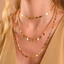Cargar imagen en el visor de la galería, Collar gargantilla cristales naranja con colgantes medalla drops en baño de oro18k. Una semijoya de alta calidad.

collar 32cm + 10cm ajustable.

Antialérgico, no contiene níquel

