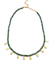 Cargar imagen en el visor de la galería, collar con cristales verde en baño de oro18k
