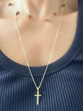 Cargar imagen en el visor de la galería, Collar cadena + mini cruz lisa em prata 925 con baño de Oro18k

Tamaño collar 50cm + 5cm ajustável.

Se puede vender separado las pie as.

Joyas hipoalergénicas y sin níquel.

 
