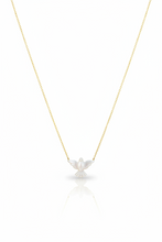 Cargar imagen en el visor de la galería, Collar divino Espíritu Santo em madreperla delicado en plata 925 con baño de oro 18k.

collar 45cm 

Antialérgico, no contiene níquel
1 año de garantía de baño
