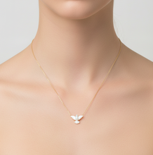 Cargar imagen en el visor de la galería, Collar divino Espíritu Santo em madreperla delicado en plata 925 con baño de oro 18k.

collar 45cm 

Antialérgico, no contiene níquel
1 año de garantía de baño
