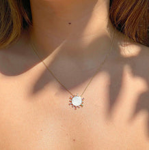 Cargar imagen en el visor de la galería, Collar Sol madreperla con circonitas coloridas en baño de oro 18k.

Super leve que está super de moda y versatile. 
se puede hacer conjunto con el pendiente.

Joyas hipoalergénicas y sin níquel 
