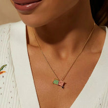 Cargar imagen en el visor de la galería, Collar escapulário esmeralda colombiana y con una piedra Rodalita con baño de Oro18k 

collar 65cm

Antialérgico, no contiene níquel
6 meses de garantía de baño
