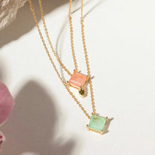 Cargar imagen en el visor de la galería, Collar escapulário esmeralda colombiana y con una piedra Rodalita con baño de Oro18k 

collar 65cm

Antialérgico, no contiene níquel
6 meses de garantía de baño
