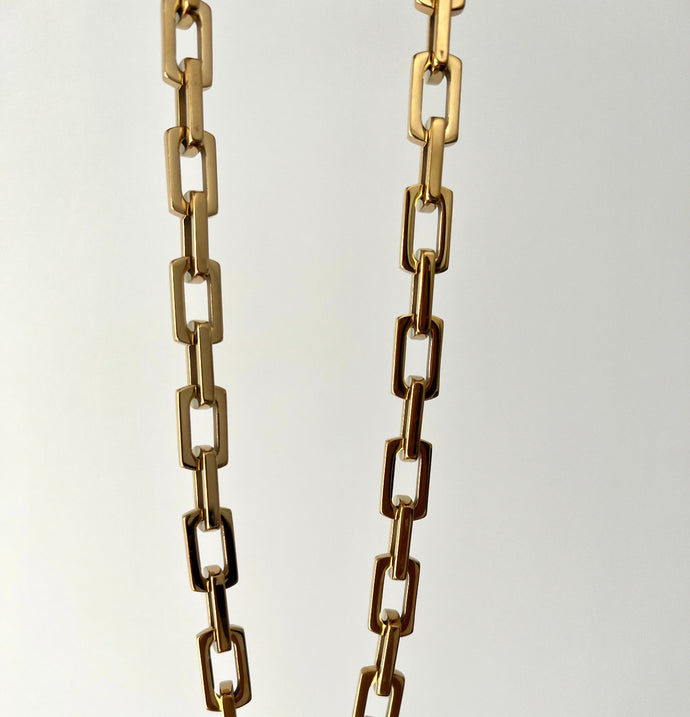 Collar cadena elos en diferentes baños (dorado, plata, dorado con negro, plata con dorado). Collares super modernos.