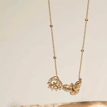 Cargar imagen en el visor de la galería, Collar escapulário cadena mini bolas, con Colgates Espíritu Santo y Corazón delicado en baño de oro 18k con circonitas blancas.

collar 65cm

Antialérgico, no contiene níquel.
6 meses de garantía de baño.
