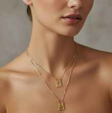 Cargar imagen en el visor de la galería, Collar Escapulario Liso Dorado
