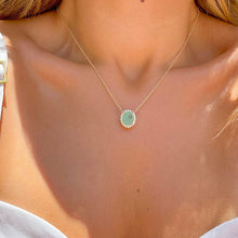 Cargar imagen en el visor de la galería, Collar oval Esmeralda colombiana cravejada circonitas colors fusion en baño de oro 18k.

Conjunto con el Anillo. Es posible venta separada .
