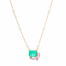 Cargar imagen en el visor de la galería, Collar rectangular de esmeralda con perlas  en dorado con baño de Oro18k y con cristales de colores.

Collar rectangular con perlas coreanas de grano, fusión de esmeraldas y cristal de turmalina rosa, 50 cm - chapado en oro de 18 quilates.

Súper moderno y cómodo.

Joyería hipoalergénica y sin níquel.
