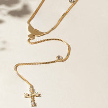 Cargar imagen en el visor de la galería, Colar delicado largo estilo gravata circonitas con un Espíritu Santo y una cruz en baño de Oro18k

45 cm + 5 cm ajustáveis.

Temos pendientes para o conjunto.

Joyas Hipoalergénicas e sem níquel
