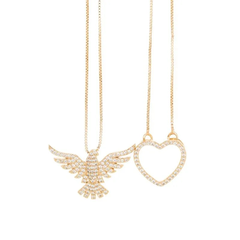 <p>Collar escapulário con Colgates Espíritu Santo y corazón con circonitas blancasdelicado en baño de oro 18k.</p> <p>collar 65cm</p> <p>Antialérgico, no contiene níquel<br>1 año de garantía de baño</p>