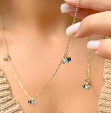 Cargar imagen en el visor de la galería, ¡Collar ancho con rizos azules y dorados y miniperlas! Súper delicado y elegante para combinar con otros collares Wal Barros.

tamaño - 80cm

joyas hipoalergénicas y sin niquel.

6 meses de garantia en su  baño.
