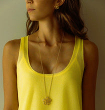 Cargar imagen en el visor de la galería, &lt;p&gt;Conjunto Pendiente con collar flor citrino en baño de oro 18k&lt;/p&gt; &lt;p&gt;&nbsp;pendiente presion flor.&lt;/p&gt; &lt;p&gt;Collar largo 70cm&lt;/p&gt; &lt;p&gt;Joyas sin niquel.&lt;/p&gt; &lt;p&gt;Garantia de 1 ano en su baño.&lt;/p&gt;
