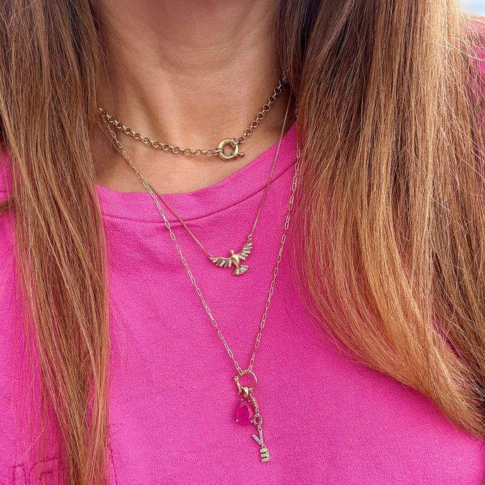 Collar largo cadena con 2 colgantes, un love con circonitas y otro una gota pink. Joyas Wal Barros