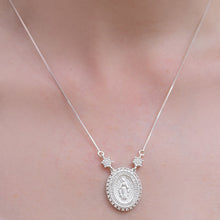 Cargar imagen en el visor de la galería, Collar con medalla de Nuestra Señora de las Gracias tachonada de circonitas blancas en plata 925. cierre de langosta.

collar 55cm.

Antialérgico, no contiene níquel
6 meses de garantía de baño
