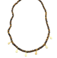 Cargar imagen en el visor de la galería, Collar gargantilla cristales marrón ojo de tigre con colgantes medalla drops en baño de oro18k. Una semijoya de alta calidad.

collar 32cm + 10cm ajustable.

Antialérgico, no contiene níquel

