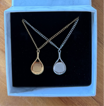 Cargar imagen en el visor de la galería, Colar raqueta pádel em aço inoxidável em banho de ouro18k ou banho de rodio&nbsp;

Gola 45cm. Joya hipoalergênica e sem niquel.
