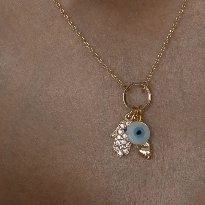 Collar con 3 colgantes un ojo turco, Hamsa y una figa, con cadena bolas en baño de oro 18k.
