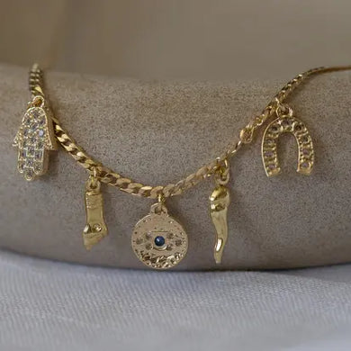 Collar Gargantilla cadena con 5 colgantes de proteción con circonitas cravejadas como un ojo turco, Hamsa, figa en baño de oro 18k.