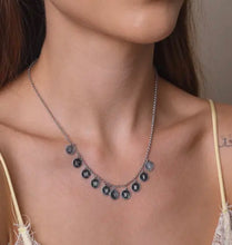Cargar imagen en el visor de la galería, Collar de los Diez Mandamientos con baño de rodio blanco
Baño: Rodio blanco &amp; oro 18k
Tamaño: 40 cm + 5 cm de extensión
Peso: 6,1 gramos
Esta pieza es hipoalergénica, ya que no contiene níquel.
