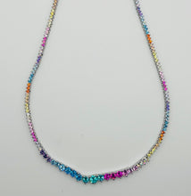 Cargar imagen en el visor de la galería, Collar Riviere corazón ( 3 garras) rainbow en baño de rodio degradé.

Material: Metales nobres de alta calidad.

Tamaño: 3mm 40cm

Joyas Hipoalergénicas y sin niquel.
