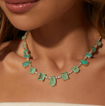 Cargar imagen en el visor de la galería, Collar Riviera Shapes con fusión de esmeralda colombiana, fusión de turmalina clara y fusión de turmalina, 42cm - Chapada en oro de 18k
