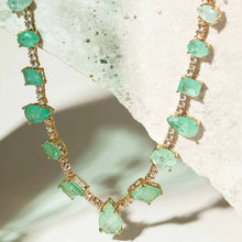 Cargar imagen en el visor de la galería, Collar Riviera Shapes con fusión de esmeralda colombiana, fusión de turmalina clara y fusión de turmalina, 42 cm - Chapada en oro de 18k
