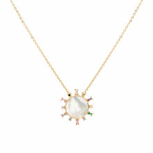 Cargar imagen en el visor de la galería, Collar Sol madreperla con circonitas coloridas en baño de oro 18k.

Super leve que está super de moda y versatile. 
se puede hacer conjunto con el pendiente.

Joyas hipoalergénicas y sin níquel 
