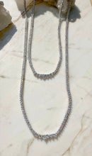 Cargar imagen en el visor de la galería, Collar riviere 2mm modelo 3 puntos degrade con 3 tamaños de circonitas 4mm, 3mm y 2mm en su parte central en plata 925 con baño de rodio.

tamaño 60cm, comp. 2mm

una joya perfecta para mesclar con otras joyas.
