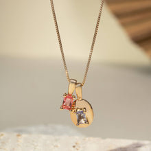 Cargar imagen en el visor de la galería, Collar con 2 colgantes Turmalina Rosa &amp; Ametysta cristal en Baño de Oro 18K. 

Joyas hipoalergenicas y sin niquel.

Se puede hacer Conjunto con Anillo Mini "dedinho" turmalina rosa Tamaño Aro 9 BRASIL.
