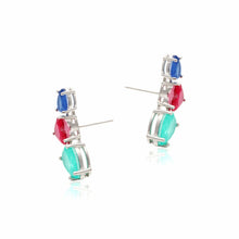 Cargar imagen en el visor de la galería, Pendiente como modelo earcuff con cristales coloridos de zafiro, turmalina Paraíba y turmalina rosa tallados en diferentes formas en plata 925baño de rodio.

Joyas sin niquel.

Garantia de 6 meses en su baño.
