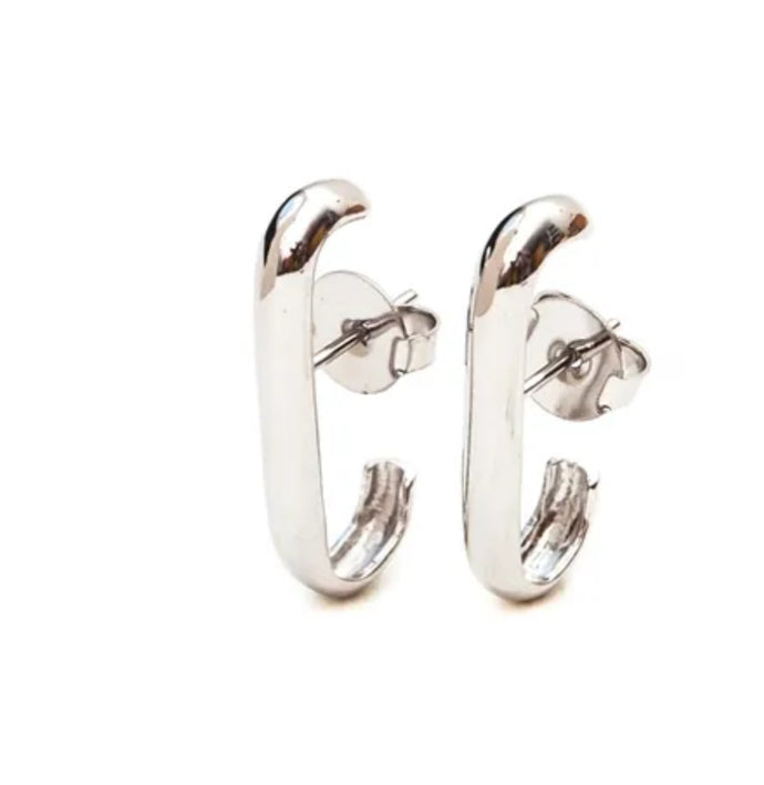 Pendientes de ear hook (gancho) lisos de plata rodiada. Súper chic, una auténtica joya.
Joyas hipoalergénicas y sin níquel.