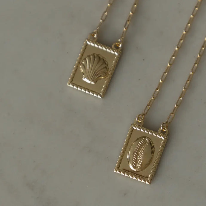 Colar escapulário com Colgates concha em banho de ouro 18k. Simbolo de Santiago de Compostela

Tamaño 65cm

Antialérgico, não contém níquel
1 ano de garantia de banho